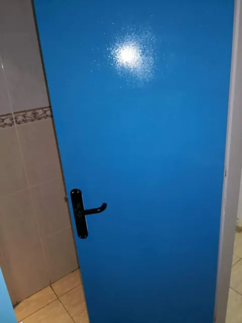 Puerta pintada en azul