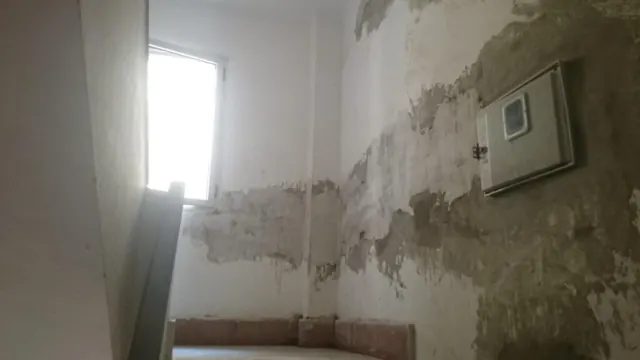 Pared con humedades antes de la reparación