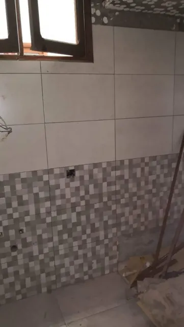 Baño en obra con alicatado de mosaico