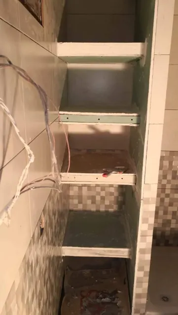 Hueco de ducha con estantes de obra