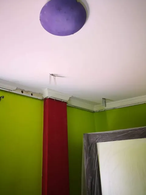 Habitación pintada en verde