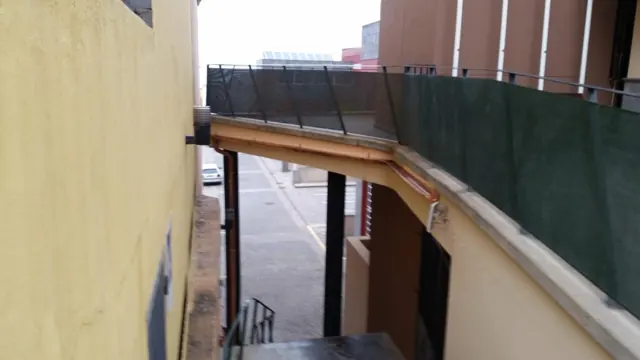 Fachada con toldo y barandilla
