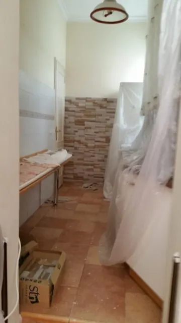 Baño en obra protegido con plástico